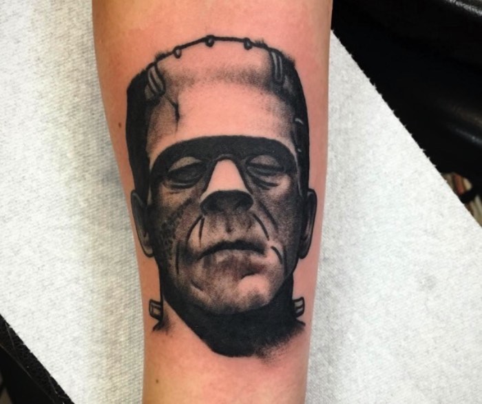 Conheci o trabalho da Christina Hock no instagram há alguns meses e passei a acompanhar tudo que ela faz por culpa desse primeiro contato. Isso aconteceu por que, a primeira imagem que vi do seu trabalho foi de um Homer Simpson em forma de Baphomet. Lembro de ficar olhando para aquela imagem e só me questionando no porquê que eu nunca havia pensado naquela combinação antes.