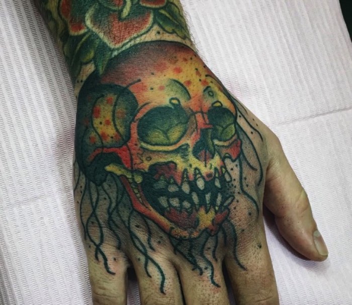 Conheci o trabalho da Christina Hock no instagram há alguns meses e passei a acompanhar tudo que ela faz por culpa desse primeiro contato. Isso aconteceu por que, a primeira imagem que vi do seu trabalho foi de um Homer Simpson em forma de Baphomet. Lembro de ficar olhando para aquela imagem e só me questionando no porquê que eu nunca havia pensado naquela combinação antes.