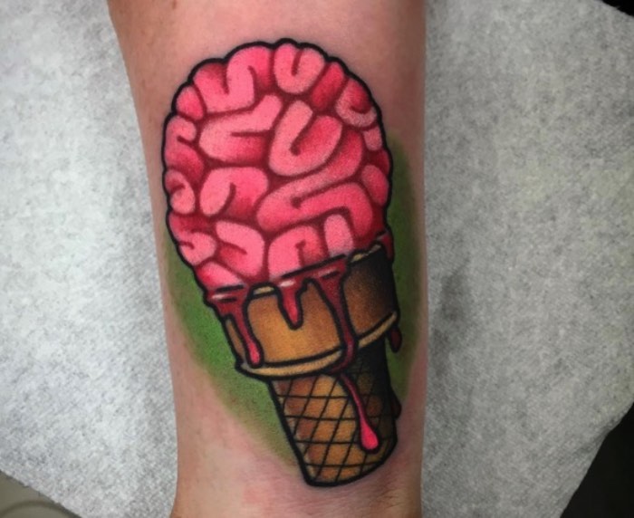 Conheci o trabalho da Christina Hock no instagram há alguns meses e passei a acompanhar tudo que ela faz por culpa desse primeiro contato. Isso aconteceu por que, a primeira imagem que vi do seu trabalho foi de um Homer Simpson em forma de Baphomet. Lembro de ficar olhando para aquela imagem e só me questionando no porquê que eu nunca havia pensado naquela combinação antes.