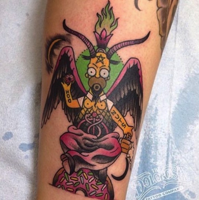 Conheci o trabalho da Christina Hock no instagram há alguns meses e passei a acompanhar tudo que ela faz por culpa desse primeiro contato. Isso aconteceu por que, a primeira imagem que vi do seu trabalho foi de um Homer Simpson em forma de Baphomet. Lembro de ficar olhando para aquela imagem e só me questionando no porquê que eu nunca havia pensado naquela combinação antes.