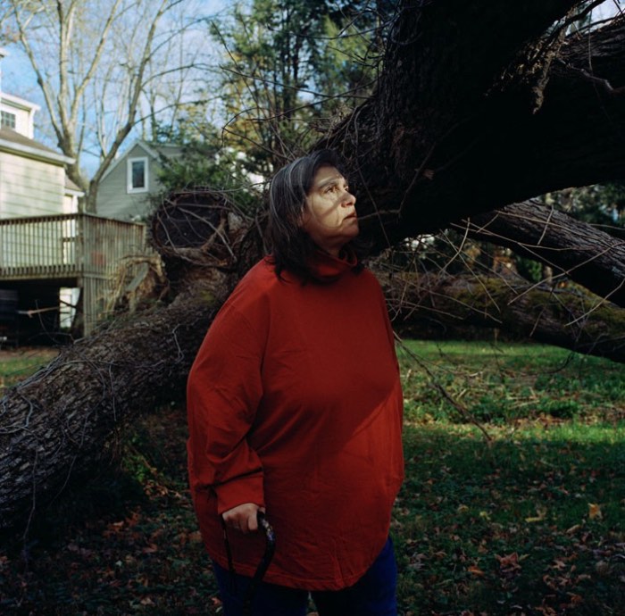 Body Becoming é uma série fotográfica de autoria de Leah Edelman-Brier que tem como finalidade construir a beleza através do que parece ser grotesco. E a fotógrafa faz isso através do questionamento da resiliência do corpo humano.