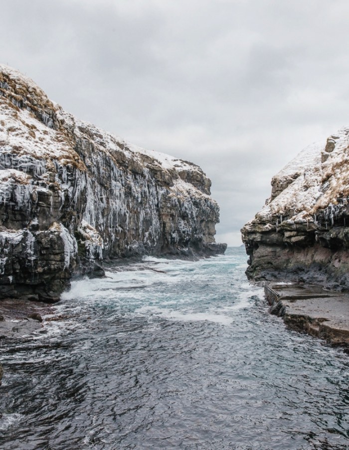 Descobri o trabalho de fotografia de Kevin Faingnaert logo após minha viagem para Faroe Islands, um grupo de ilhas perdido no Atlântico Norte entre a Noruega, a Islândia e a Escócia. E, acredito que, acabei gostando muito mais do seu trabalho por conseguir reconhecer os locais e por ver as coisas e os locais de um jeito diferente dele.