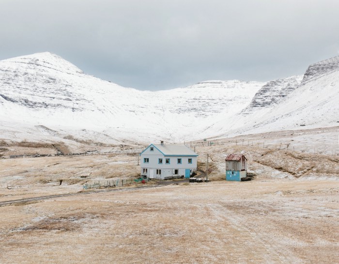 Descobri o trabalho de fotografia de Kevin Faingnaert logo após minha viagem para Faroe Islands, um grupo de ilhas perdido no Atlântico Norte entre a Noruega, a Islândia e a Escócia. E, acredito que, acabei gostando muito mais do seu trabalho por conseguir reconhecer os locais e por ver as coisas e os locais de um jeito diferente dele.