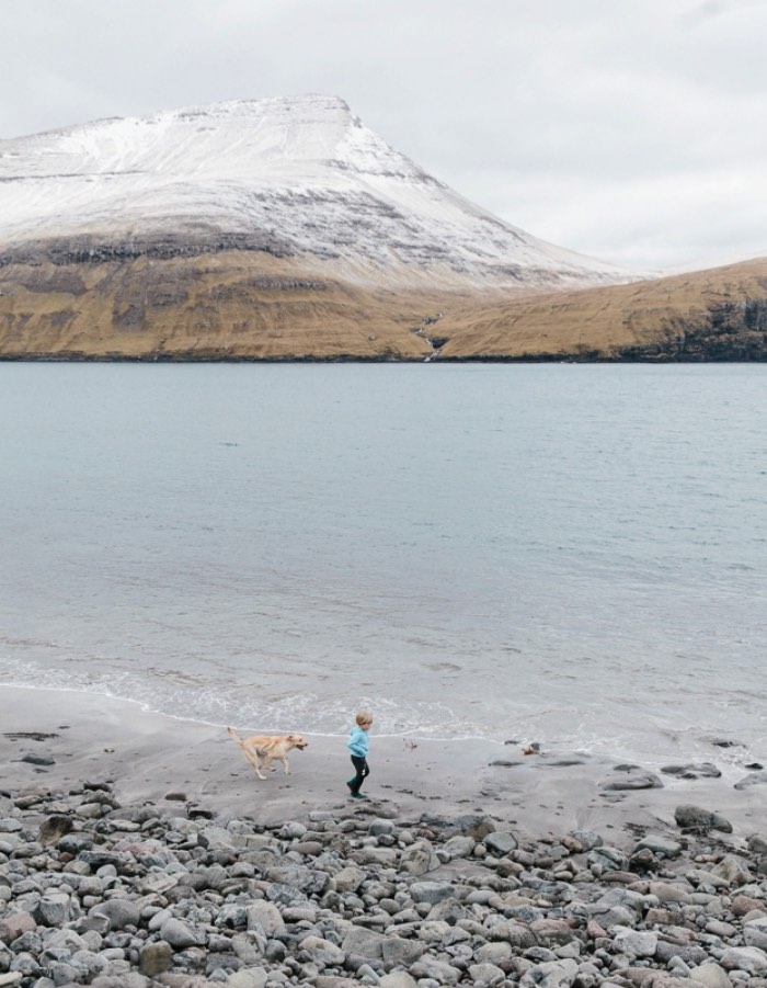 Descobri o trabalho de fotografia de Kevin Faingnaert logo após minha viagem para Faroe Islands, um grupo de ilhas perdido no Atlântico Norte entre a Noruega, a Islândia e a Escócia. E, acredito que, acabei gostando muito mais do seu trabalho por conseguir reconhecer os locais e por ver as coisas e os locais de um jeito diferente dele.