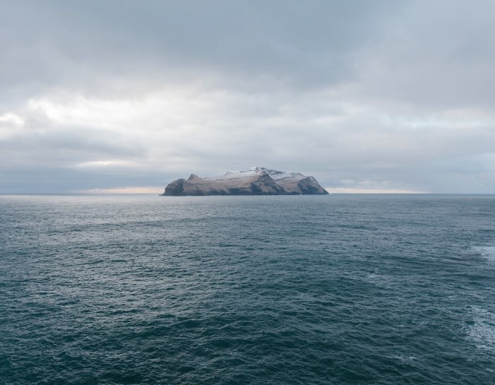 Descobri o trabalho de fotografia de Kevin Faingnaert logo após minha viagem para Faroe Islands, um grupo de ilhas perdido no Atlântico Norte entre a Noruega, a Islândia e a Escócia. E, acredito que, acabei gostando muito mais do seu trabalho por conseguir reconhecer os locais e por ver as coisas e os locais de um jeito diferente dele.