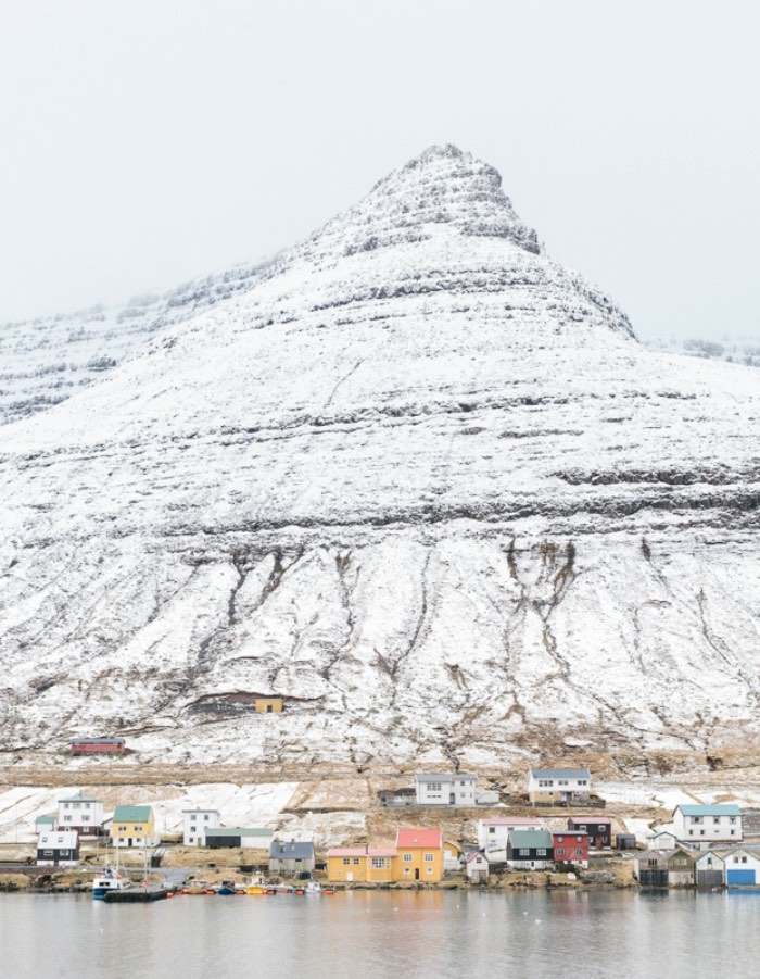 Descobri o trabalho de fotografia de Kevin Faingnaert logo após minha viagem para Faroe Islands, um grupo de ilhas perdido no Atlântico Norte entre a Noruega, a Islândia e a Escócia. E, acredito que, acabei gostando muito mais do seu trabalho por conseguir reconhecer os locais e por ver as coisas e os locais de um jeito diferente dele.