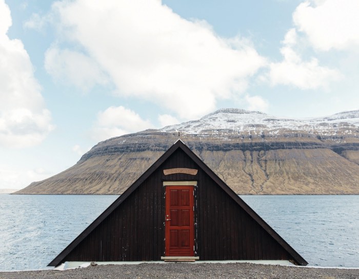 Descobri o trabalho de fotografia de Kevin Faingnaert logo após minha viagem para Faroe Islands, um grupo de ilhas perdido no Atlântico Norte entre a Noruega, a Islândia e a Escócia. E, acredito que, acabei gostando muito mais do seu trabalho por conseguir reconhecer os locais e por ver as coisas e os locais de um jeito diferente dele.