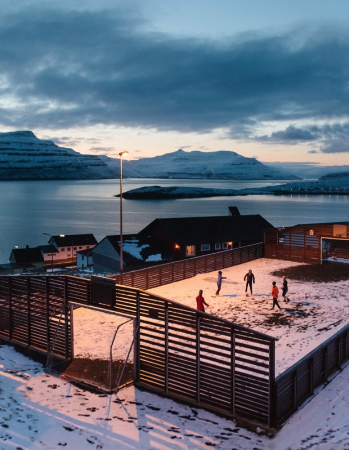 Descobri o trabalho de fotografia de Kevin Faingnaert logo após minha viagem para Faroe Islands, um grupo de ilhas perdido no Atlântico Norte entre a Noruega, a Islândia e a Escócia. E, acredito que, acabei gostando muito mais do seu trabalho por conseguir reconhecer os locais e por ver as coisas e os locais de um jeito diferente dele.