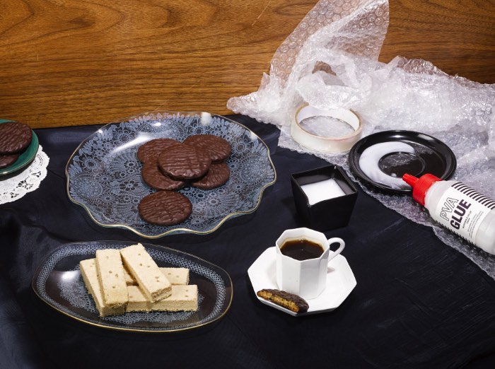 Fotografia de Comida é um papo meio sério. É dessa forma que a maioria das pessoas acaba sendo influenciada a consumir novos produtos, tentar diferentes pratos e arriscar um novo sanduíche naquele fast food do shopping. É por isso mesmo que eu tenho um estranho interesse pelo assunto e é o motivo pelo qual eu gostei tanto de me deparar com o projeto de Sally Suffield e Dan Matthews chamado Faking It.