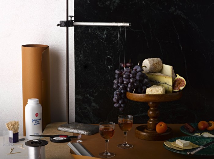 Fotografia de Comida é um papo meio sério. É dessa forma que a maioria das pessoas acaba sendo influenciada a consumir novos produtos, tentar diferentes pratos e arriscar um novo sanduíche naquele fast food do shopping. É por isso mesmo que eu tenho um estranho interesse pelo assunto e é o motivo pelo qual eu gostei tanto de me deparar com o projeto de Sally Suffield e Dan Matthews chamado Faking It.