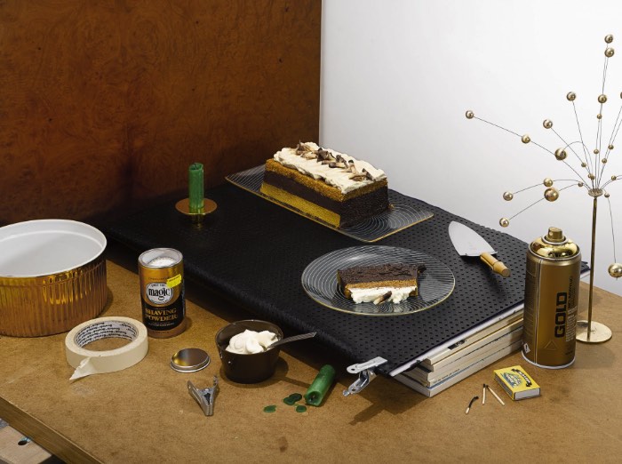 Fotografia de Comida é um papo meio sério. É dessa forma que a maioria das pessoas acaba sendo influenciada a consumir novos produtos, tentar diferentes pratos e arriscar um novo sanduíche naquele fast food do shopping. É por isso mesmo que eu tenho um estranho interesse pelo assunto e é o motivo pelo qual eu gostei tanto de me deparar com o projeto de Sally Suffield e Dan Matthews chamado Faking It.