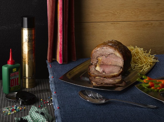 Fotografia de Comida é um papo meio sério. É dessa forma que a maioria das pessoas acaba sendo influenciada a consumir novos produtos, tentar diferentes pratos e arriscar um novo sanduíche naquele fast food do shopping. É por isso mesmo que eu tenho um estranho interesse pelo assunto e é o motivo pelo qual eu gostei tanto de me deparar com o projeto de Sally Suffield e Dan Matthews chamado Faking It.