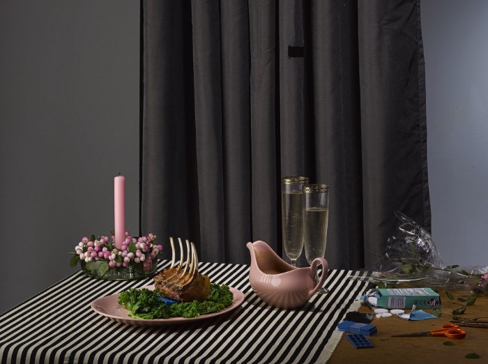 Fotografia de Comida é um papo meio sério. É dessa forma que a maioria das pessoas acaba sendo influenciada a consumir novos produtos, tentar diferentes pratos e arriscar um novo sanduíche naquele fast food do shopping. É por isso mesmo que eu tenho um estranho interesse pelo assunto e é o motivo pelo qual eu gostei tanto de me deparar com o projeto de Sally Suffield e Dan Matthews chamado Faking It.