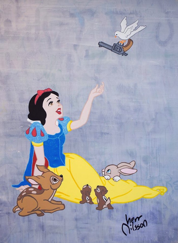 Quando pensamos na Disney e nas suas princesas, não a vemos usando facas e armas mas é isso que o artista sueco Herr Nilsson enxergou quando resolveu repensar o papel desses personagens. Você pode ver algumas dessas criações pelas ruas de Estocolomo, capital da Suécia, onde o artista mora e trabalha.