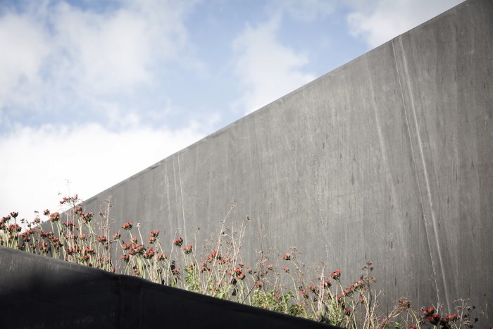 Uma Casa Semi Subterrânea na Bélgica - O escritório de arquitetura belga OYO, baseado na cidade de Ghent, recebeu uma carta branca que acabou gerando uma residência ambientalmente amigável, sustentável e todas essas coisas. Essa casa recebeu o nome de House Pibo e você pode ver todos os detalhes dela logo abaixo.
