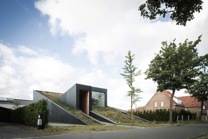 Uma Casa Semi Subterrânea na Bélgica - O escritório de arquitetura belga OYO, baseado na cidade de Ghent, recebeu uma carta branca que acabou gerando uma residência ambientalmente amigável, sustentável e todas essas coisas. Essa casa recebeu o nome de House Pibo e você pode ver todos os detalhes dela logo abaixo.