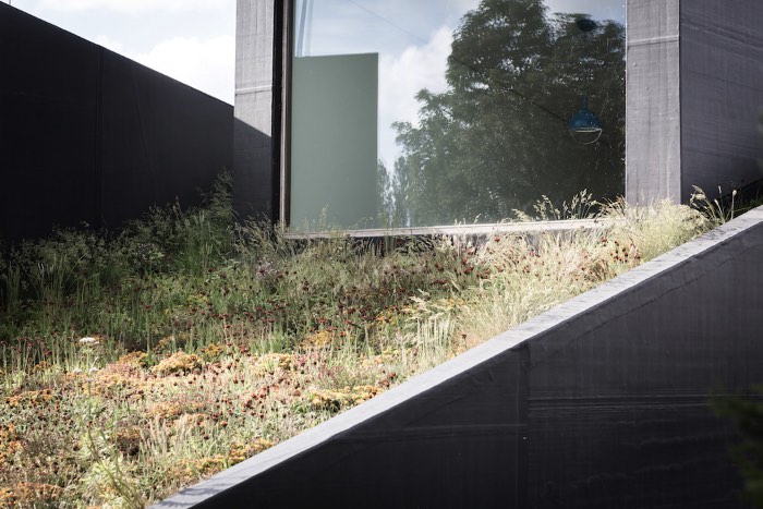 Uma Casa Semi Subterrânea na Bélgica - O escritório de arquitetura belga OYO, baseado na cidade de Ghent, recebeu uma carta branca que acabou gerando uma residência ambientalmente amigável, sustentável e todas essas coisas. Essa casa recebeu o nome de House Pibo e você pode ver todos os detalhes dela logo abaixo.