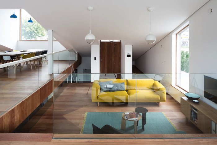 Uma Casa Semi Subterrânea na Bélgica - O escritório de arquitetura belga OYO, baseado na cidade de Ghent, recebeu uma carta branca que acabou gerando uma residência ambientalmente amigável, sustentável e todas essas coisas. Essa casa recebeu o nome de House Pibo e você pode ver todos os detalhes dela logo abaixo.