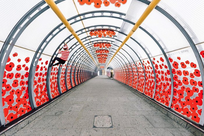 Foi em Londres que surgiu uma versão de Onde esta Wally no Mundo Real e você pode acompanhar tudo direto no instagram @wallyfound. Tudo começou como um tributo, uma homenagem aos livros que fizeram tanto sucesso nos anos noventa e a todo universo visual que veio junto.
