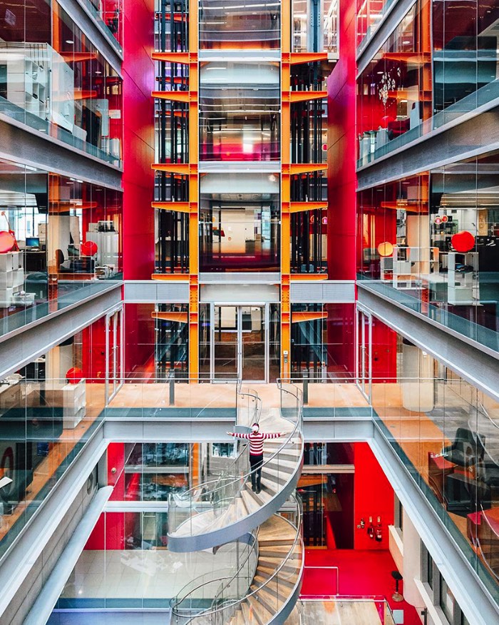 Foi em Londres que surgiu uma versão de Onde esta Wally no Mundo Real e você pode acompanhar tudo direto no instagram @wallyfound. Tudo começou como um tributo, uma homenagem aos livros que fizeram tanto sucesso nos anos noventa e a todo universo visual que veio junto.
