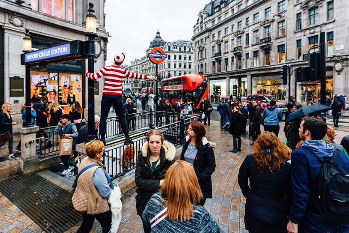 Foi em Londres que surgiu uma versão de Onde esta Wally no Mundo Real e você pode acompanhar tudo direto no instagram @wallyfound. Tudo começou como um tributo, uma homenagem aos livros que fizeram tanto sucesso nos anos noventa e a todo universo visual que veio junto.