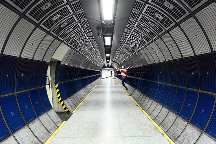 Foi em Londres que surgiu uma versão de Onde esta Wally no Mundo Real e você pode acompanhar tudo direto no instagram @wallyfound. Tudo começou como um tributo, uma homenagem aos livros que fizeram tanto sucesso nos anos noventa e a todo universo visual que veio junto.