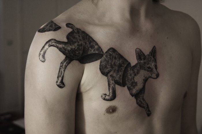 Algumas pessoas podem achar que tatuagens de animais em pedaços podem parecer um pouco macabras mas o trabalho de tatuagem de Ottorino D’Ambra não tem nada disso. E, ele seleciona animais como tema de seu trabalho por considerar que eles são mais próximos de nós do que pensamos. Então, quando ele os dilacera em suas ilustrações, ele quer apenas mostrar o que está escondido dentro deles. O que pode soar bem pesado mas, como pode ser visto nas imagens abaixo, não tem nada disso.