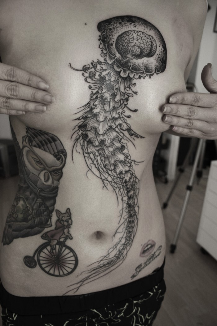 Algumas pessoas podem achar que tatuagens de animais em pedaços podem parecer um pouco macabras mas o trabalho de tatuagem de Ottorino D’Ambra não tem nada disso. E, ele seleciona animais como tema de seu trabalho por considerar que eles são mais próximos de nós do que pensamos. Então, quando ele os dilacera em suas ilustrações, ele quer apenas mostrar o que está escondido dentro deles. O que pode soar bem pesado mas, como pode ser visto nas imagens abaixo, não tem nada disso.