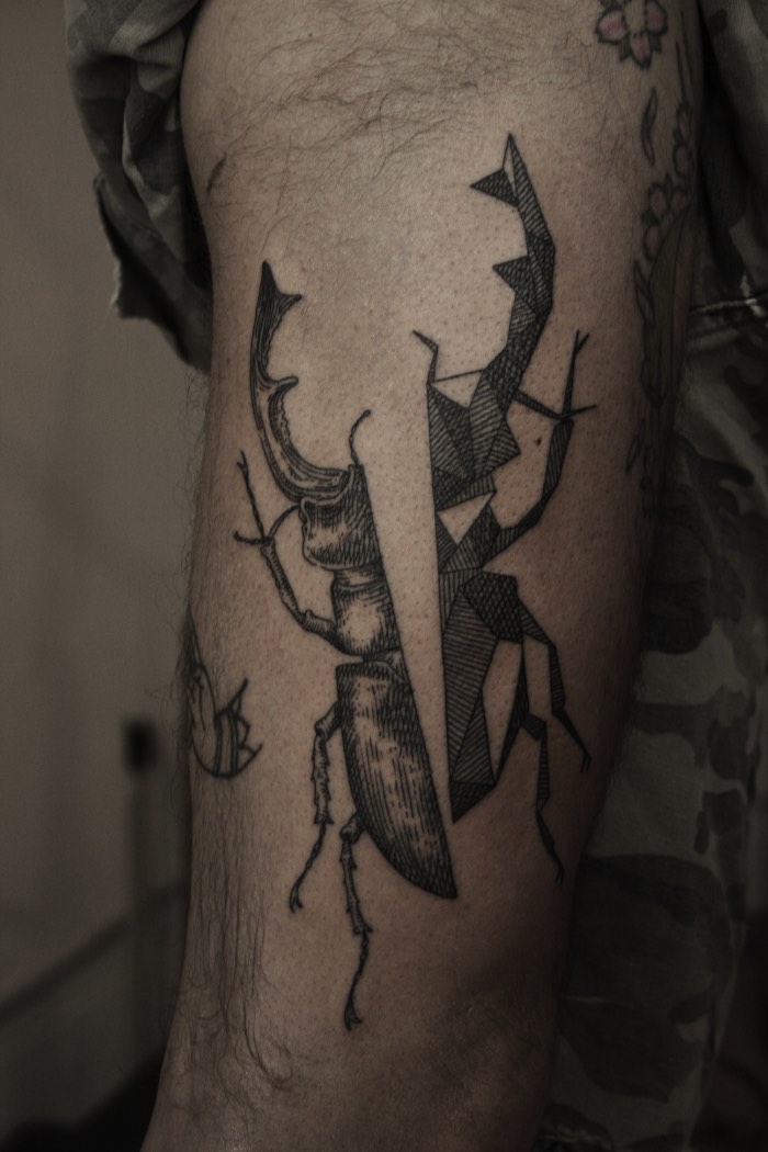 Algumas pessoas podem achar que tatuagens de animais em pedaços podem parecer um pouco macabras mas o trabalho de tatuagem de Ottorino D’Ambra não tem nada disso. E, ele seleciona animais como tema de seu trabalho por considerar que eles são mais próximos de nós do que pensamos. Então, quando ele os dilacera em suas ilustrações, ele quer apenas mostrar o que está escondido dentro deles. O que pode soar bem pesado mas, como pode ser visto nas imagens abaixo, não tem nada disso.