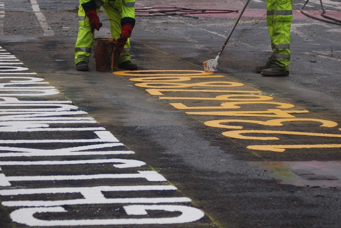 Roadliners é um registro visual do dia a dia de Tommy “Tam” Lilley que pinta as ruas da Escócia há mais de 18 anos. O curto documentário mostra um mundo que não é visto sempre e como funciona o processo de pintura de todas essas marcas e sinais que vemos pelas ruas.