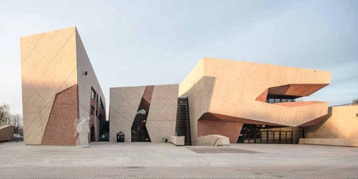 Baseado no Tenerife, o arquiteto Fernando Menis é o responsável pelo visual fenomenal da CKK Jordanki, sala de concertos feita usando pedaços de tijolos, lá em Torún, na Polônia.