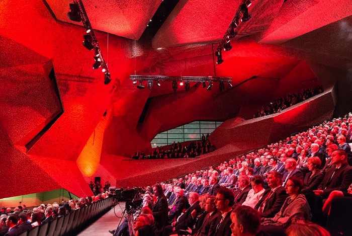 Baseado no Tenerife, o arquiteto Fernando Menis é o responsável pelo visual fenomenal da CKK Jordanki, sala de concertos feita usando pedaços de tijolos, lá em Torún, na Polônia.