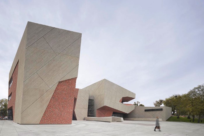 Baseado no Tenerife, o arquiteto Fernando Menis é o responsável pelo visual fenomenal da CKK Jordanki, sala de concertos feita usando pedaços de tijolos, lá em Torún, na Polônia.