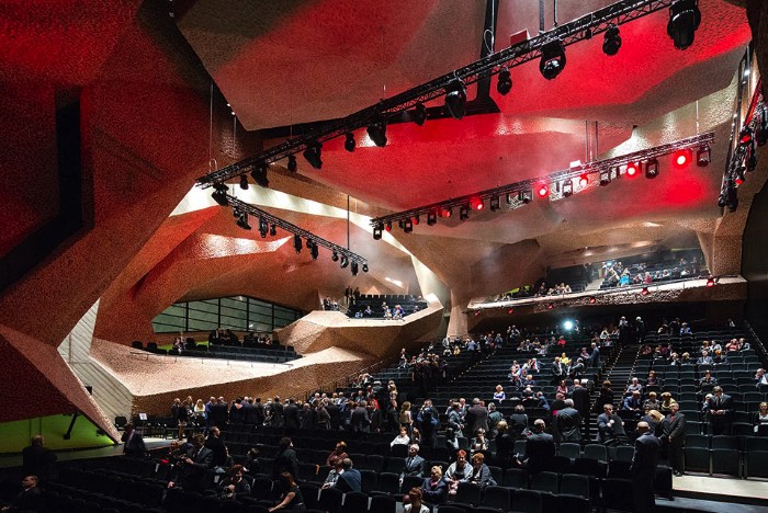 Baseado no Tenerife, o arquiteto Fernando Menis é o responsável pelo visual fenomenal da CKK Jordanki, sala de concertos feita usando pedaços de tijolos, lá em Torún, na Polônia.