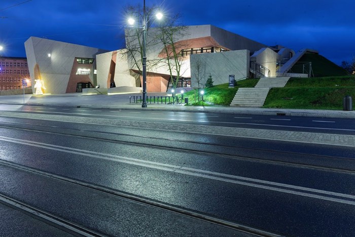 Baseado no Tenerife, o arquiteto Fernando Menis é o responsável pelo visual fenomenal da CKK Jordanki, sala de concertos feita usando pedaços de tijolos, lá em Torún, na Polônia.
