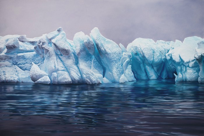 Quando vi o trabalho de Zaria Forman pela primeira vez, eu tinha certeza de que estava olhando uma fotografia. Mas eu estava errado. Foi assim que descobri as incríveis e super detalhadas pinturas da artista. Obras essas que ela realiza pintando com os dedos e que foram feitas para registrar as profundas mudanças que estão acontecendo em regiões muito afetadas pelo aquecimento global. Groenlândia, Ilhas Maldivas, Antártica; esses são alguns dos locais que a artista visitou para observar e registrar o gelo, as ondas e a água que você vai poder ver nas imagens nesse artigo.