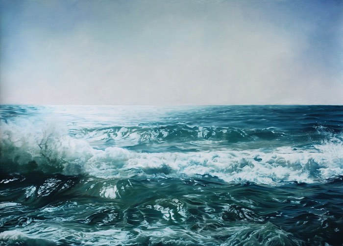 Quando vi o trabalho de Zaria Forman pela primeira vez, eu tinha certeza de que estava olhando uma fotografia. Mas eu estava errado. Foi assim que descobri as incríveis e super detalhadas pinturas da artista. Obras essas que ela realiza pintando com os dedos e que foram feitas para registrar as profundas mudanças que estão acontecendo em regiões muito afetadas pelo aquecimento global. Groenlândia, Ilhas Maldivas, Antártica; esses são alguns dos locais que a artista visitou para observar e registrar o gelo, as ondas e a água que você vai poder ver nas imagens nesse artigo.