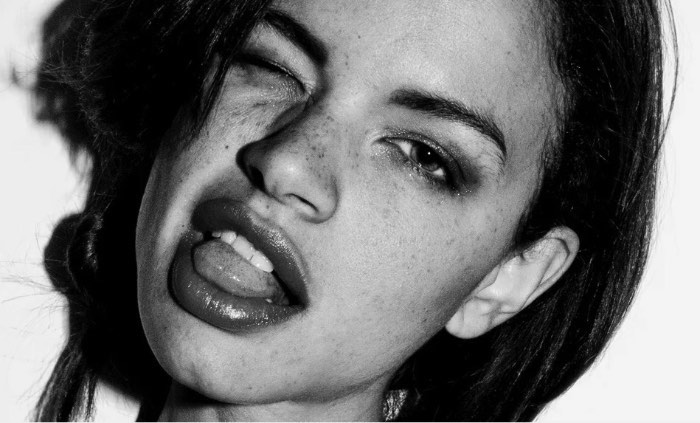 Charis Kirchheimer é uma fotógrafa americana baseada em San Diego cujo trabalho é famoso por capturar uma sensualidade crual, muitas vezes misteriosa, onírica e sem medo. Apesar do seu interesse em fotografia ter começado bem cedo, foi apenas em 2008 que ela resolveu abraçar a câmera como trabalho. Foi assim que ela foi parar na noite de Miami, fotografando os artistas da cidade com uma visão de quem está observando uma cena crescendo.