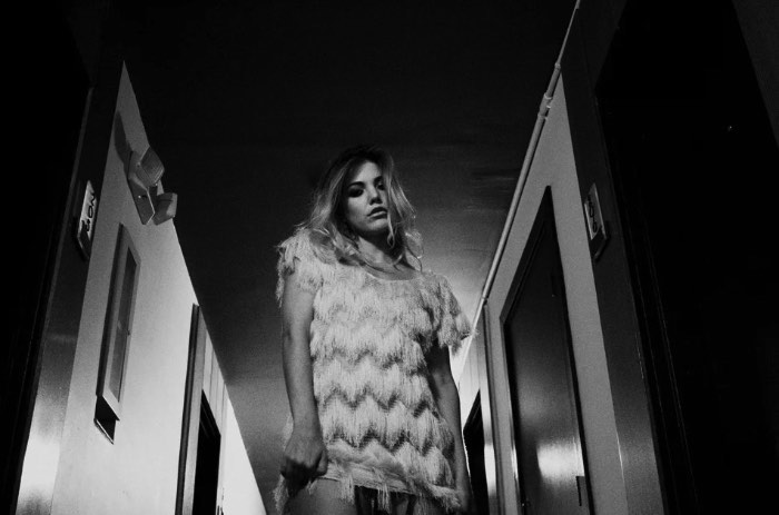 Charis Kirchheimer é uma fotógrafa americana baseada em San Diego cujo trabalho é famoso por capturar uma sensualidade crual, muitas vezes misteriosa, onírica e sem medo. Apesar do seu interesse em fotografia ter começado bem cedo, foi apenas em 2008 que ela resolveu abraçar a câmera como trabalho. Foi assim que ela foi parar na noite de Miami, fotografando os artistas da cidade com uma visão de quem está observando uma cena crescendo.