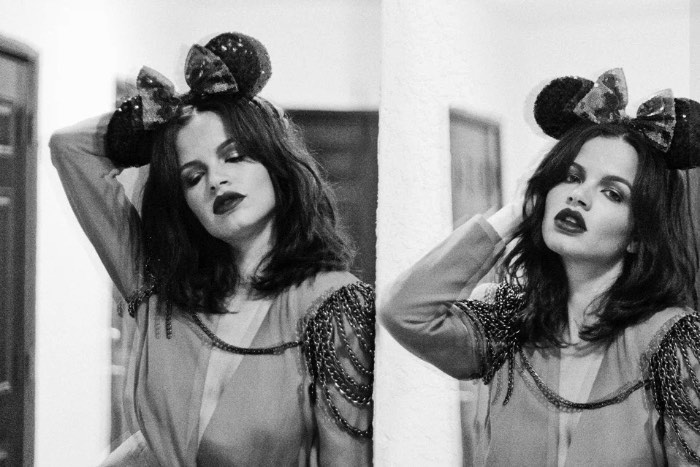 Charis Kirchheimer é uma fotógrafa americana baseada em San Diego cujo trabalho é famoso por capturar uma sensualidade crual, muitas vezes misteriosa, onírica e sem medo. Apesar do seu interesse em fotografia ter começado bem cedo, foi apenas em 2008 que ela resolveu abraçar a câmera como trabalho. Foi assim que ela foi parar na noite de Miami, fotografando os artistas da cidade com uma visão de quem está observando uma cena crescendo.