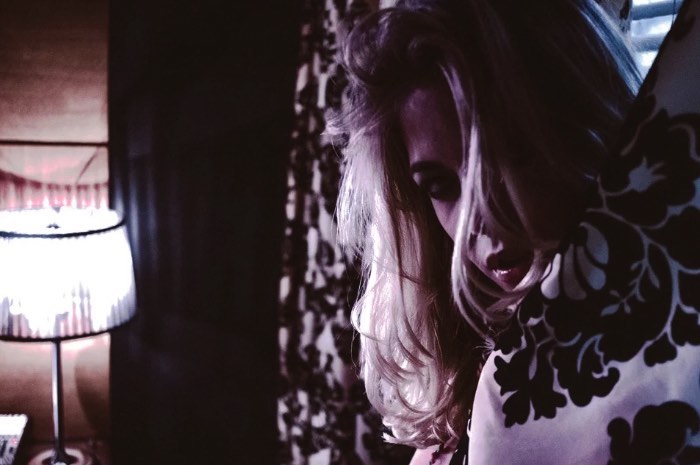 Charis Kirchheimer é uma fotógrafa americana baseada em San Diego cujo trabalho é famoso por capturar uma sensualidade crual, muitas vezes misteriosa, onírica e sem medo. Apesar do seu interesse em fotografia ter começado bem cedo, foi apenas em 2008 que ela resolveu abraçar a câmera como trabalho. Foi assim que ela foi parar na noite de Miami, fotografando os artistas da cidade com uma visão de quem está observando uma cena crescendo.