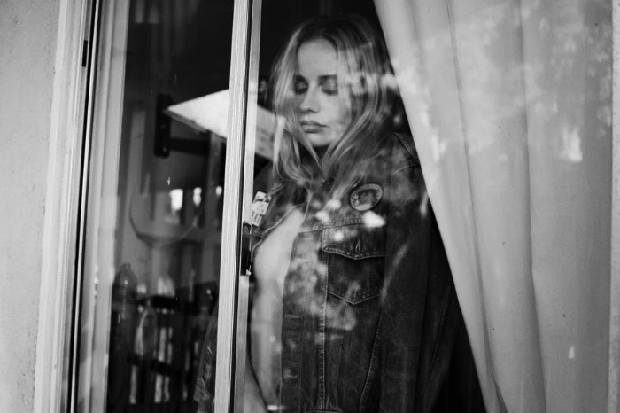 Charis Kirchheimer é uma fotógrafa americana baseada em San Diego cujo trabalho é famoso por capturar uma sensualidade crual, muitas vezes misteriosa, onírica e sem medo. Apesar do seu interesse em fotografia ter começado bem cedo, foi apenas em 2008 que ela resolveu abraçar a câmera como trabalho. Foi assim que ela foi parar na noite de Miami, fotografando os artistas da cidade com uma visão de quem está observando uma cena crescendo.