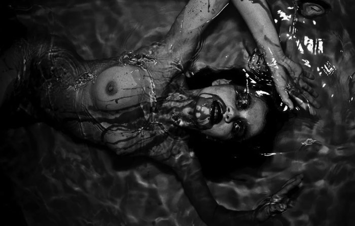 Charis Kirchheimer é uma fotógrafa americana baseada em San Diego cujo trabalho é famoso por capturar uma sensualidade crual, muitas vezes misteriosa, onírica e sem medo. Apesar do seu interesse em fotografia ter começado bem cedo, foi apenas em 2008 que ela resolveu abraçar a câmera como trabalho. Foi assim que ela foi parar na noite de Miami, fotografando os artistas da cidade com uma visão de quem está observando uma cena crescendo.