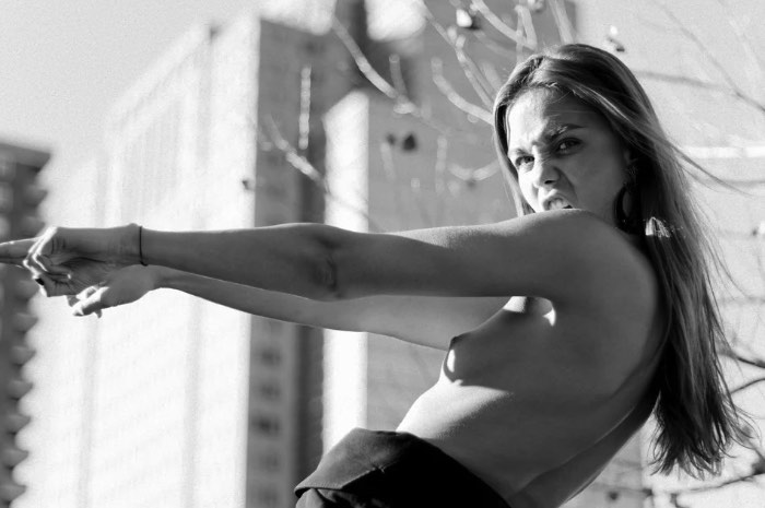 Charis Kirchheimer é uma fotógrafa americana baseada em San Diego cujo trabalho é famoso por capturar uma sensualidade crual, muitas vezes misteriosa, onírica e sem medo. Apesar do seu interesse em fotografia ter começado bem cedo, foi apenas em 2008 que ela resolveu abraçar a câmera como trabalho. Foi assim que ela foi parar na noite de Miami, fotografando os artistas da cidade com uma visão de quem está observando uma cena crescendo.