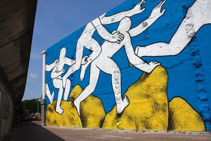 Baseado em Rotterdam, o ilustrador e artista Daan Botlek cria personagens e objetos geométricos que parecem quebrar as regras da gravidade e da perspectiva. As ilustrações que você poderá ver logo abaixo são feitas usando muita tinta e canetas posca e suas composições são vívidas e repletas de detalhes. Além de seus personagens, figuras sem rosto que andam pelo mundo e que, muitas vezes, interagem com essas formas como se eles fizessem parte de um mesmo mundo.