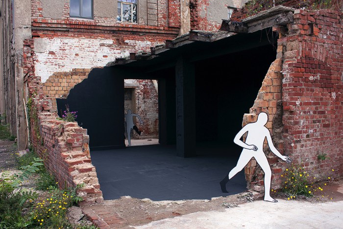 Baseado em Rotterdam, o ilustrador e artista Daan Botlek cria personagens e objetos geométricos que parecem quebrar as regras da gravidade e da perspectiva. As ilustrações que você poderá ver logo abaixo são feitas usando muita tinta e canetas posca e suas composições são vívidas e repletas de detalhes. Além de seus personagens, figuras sem rosto que andam pelo mundo e que, muitas vezes, interagem com essas formas como se eles fizessem parte de um mesmo mundo.