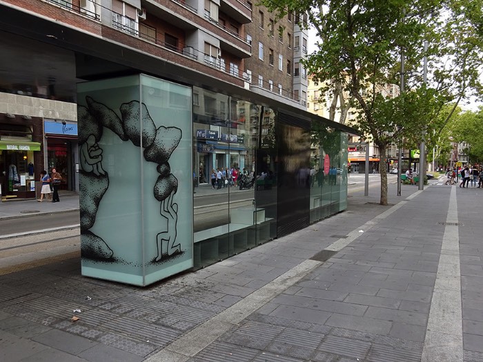 Baseado em Rotterdam, o ilustrador e artista Daan Botlek cria personagens e objetos geométricos que parecem quebrar as regras da gravidade e da perspectiva. As ilustrações que você poderá ver logo abaixo são feitas usando muita tinta e canetas posca e suas composições são vívidas e repletas de detalhes. Além de seus personagens, figuras sem rosto que andam pelo mundo e que, muitas vezes, interagem com essas formas como se eles fizessem parte de um mesmo mundo.