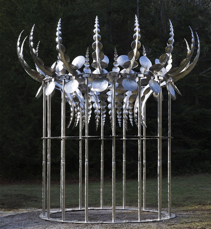 Existe algo quase alienígena na forma com a qual as esculturas criadas por Anthony Howe se movem. Seus movimentos são tão fluídos que me lembram formas de vida metálicas capturadas de alguma forma estranha.