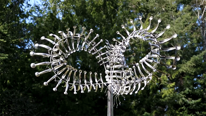 Existe algo quase alienígena na forma com a qual as esculturas criadas por Anthony Howe se movem. Seus movimentos são tão fluídos que me lembram formas de vida metálicas capturadas de alguma forma estranha.