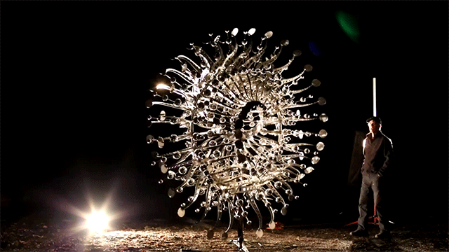 Existe algo quase alienígena na forma com a qual as esculturas criadas por Anthony Howe se movem. Seus movimentos são tão fluídos que me lembram formas de vida metálicas capturadas de alguma forma estranha.